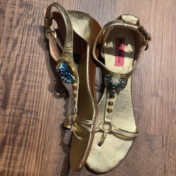 Betsey Johnson Gold Sandals with Jeweled Elephant 9M - Picture 2 of 4